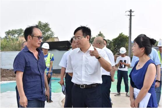 鐘書記走訪國際醫(yī)學(xué)項目現(xiàn)場，冒酷暑、送服務(wù)、解難題
