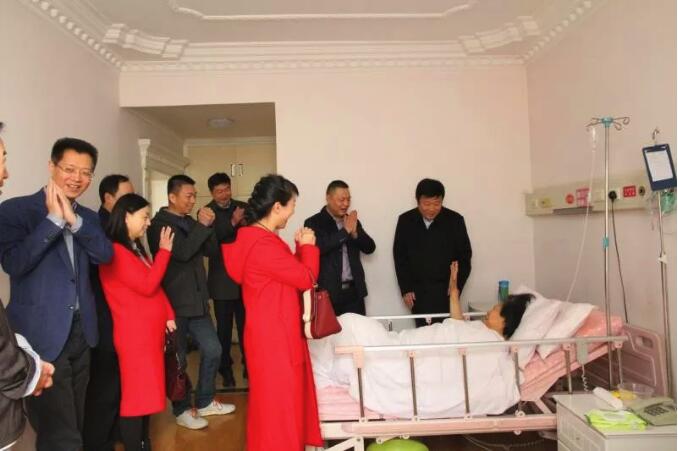 大年初一！公司領(lǐng)導(dǎo)為堅(jiān)守崗位的員工拜年！