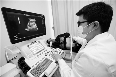 三秦都市報報道—西安國際醫(yī)學(xué)中心醫(yī)院一天為500人完成免費腫瘤篩查