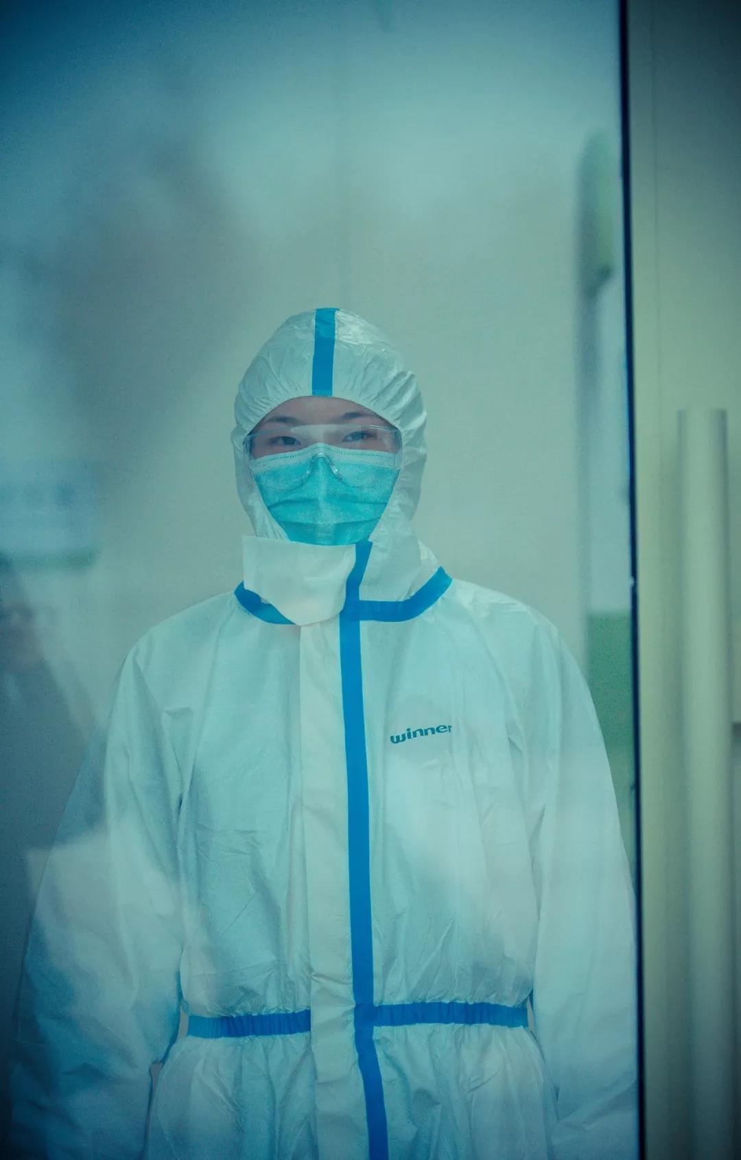 中新社陜西-——“媽?zhuān)荒芎湍黄疬^(guò)年，我報(bào)名去武漢！”