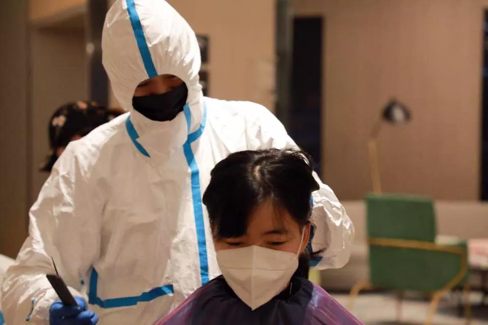 100多位赴武漢醫(yī)療隊(duì)女隊(duì)員“削”掉秀發(fā) ——武漢市委秘書長說，疫情過去一定為你們請功！