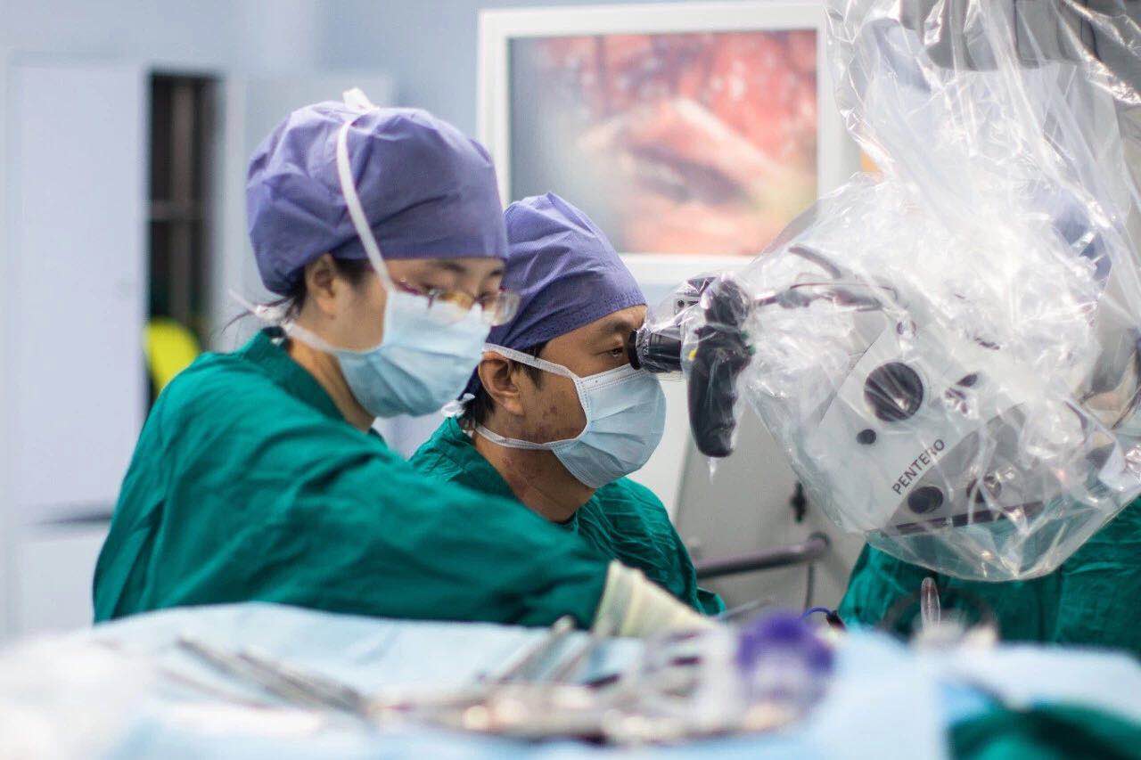 勇闖禁區(qū) 挑戰(zhàn)前沿 ——西安國際醫(yī)學中心醫(yī)院腦科醫(yī)院神經外科成功完成顱內巨大聽神經鞘瘤切除術