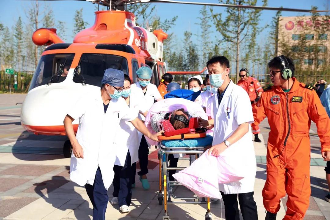 陽(yáng)光網(wǎng)—西安國(guó)際醫(yī)學(xué)中心醫(yī)院緊急救助跨省“飛”來(lái)重癥患者