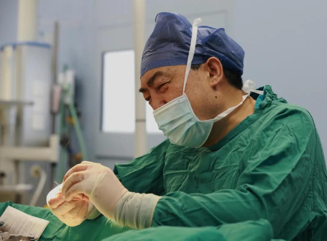 “中國(guó)器官再造第一人”郭樹(shù)忠教授用三根肋骨雕刻成“耳朵”！