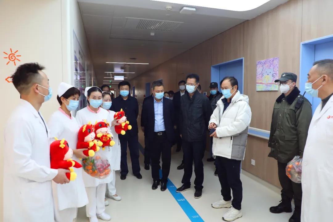 真溫暖！這家醫(yī)院除夕送餃子送祝福……國際醫(yī)學集團及醫(yī)院領導一行慰問堅守“醫(yī)”線醫(yī)護人員及住院患者