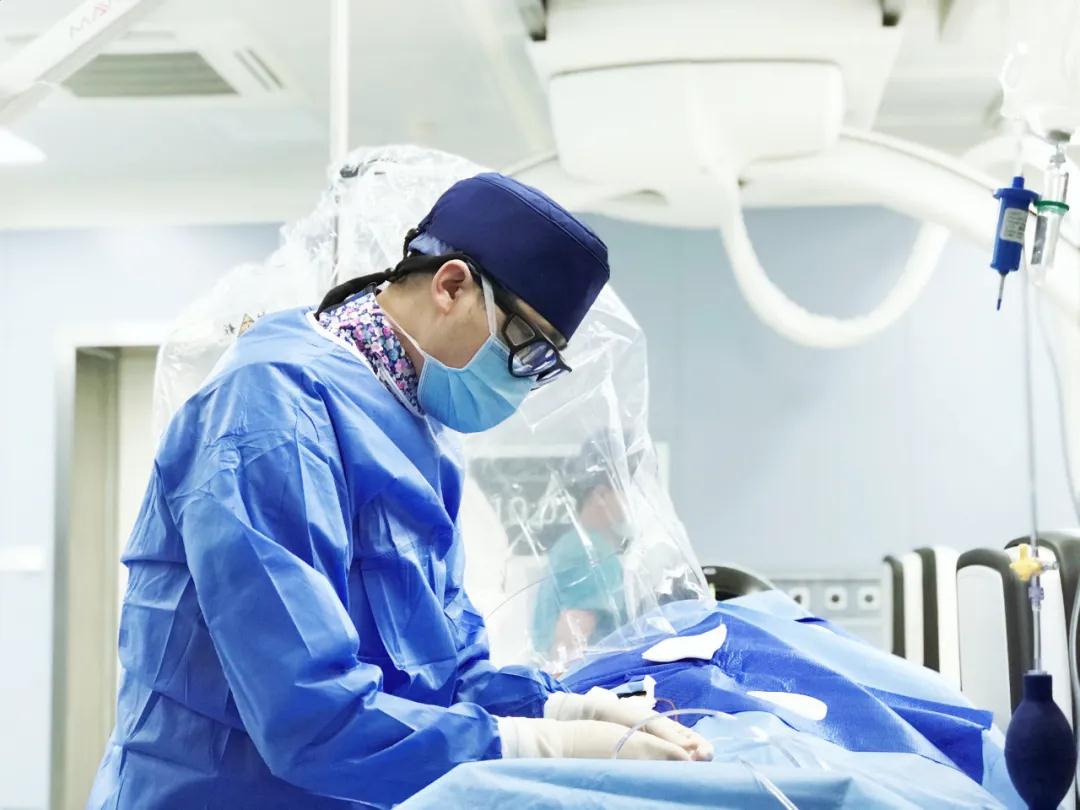 化險為夷！腦科醫(yī)生巧拆顱內“不定時炸彈”