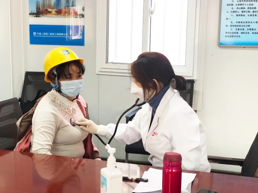 進(jìn)工地送健康——西安國(guó)際醫(yī)學(xué)中心醫(yī)院萬名農(nóng)民工體檢公益行正榮紫闕臺(tái)站