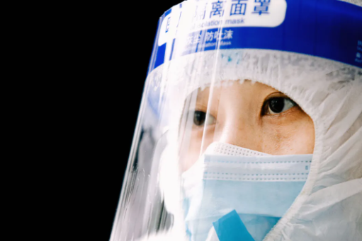 你穿防護服的樣子，真好看！