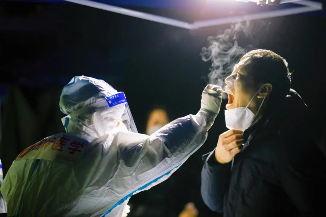 270 萬+！凍紅的手、蹲下的背影，看哭了......