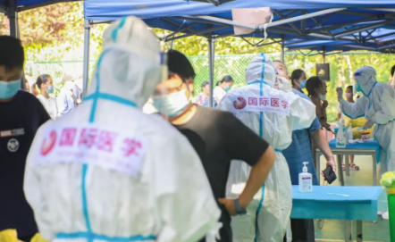 泡白的雙手，濕透的衣服，高溫天氣下的這些“大白”讓人心疼