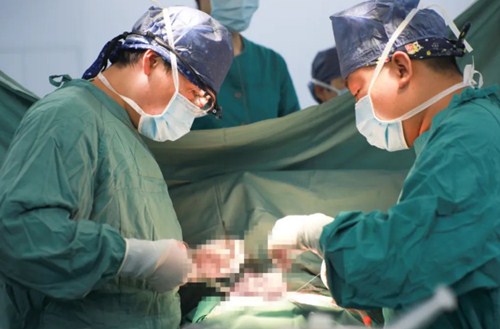 復(fù)診首日，市民排隊掃碼，有序就診……