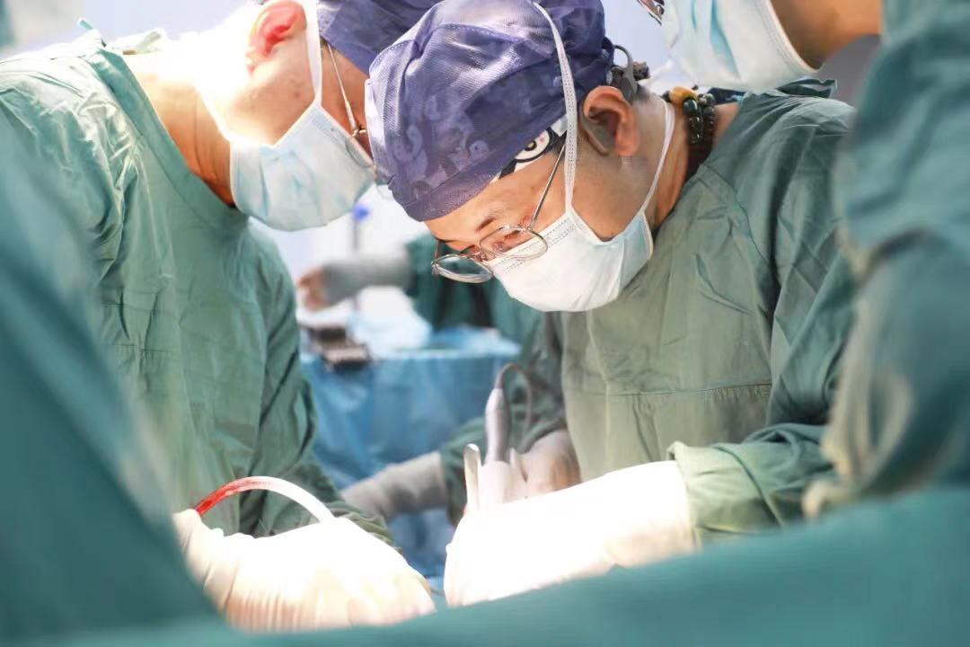 “小小”痔瘡?fù)蝗话l(fā)難，壯年小伙兒直呼救命！