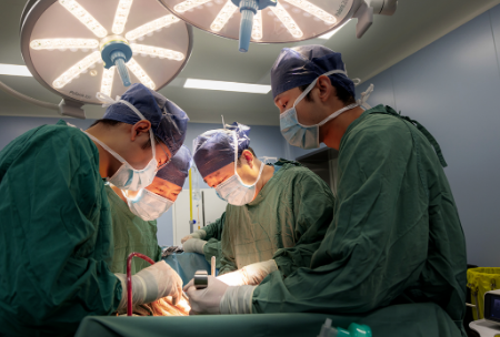 4小時的手術(shù)，消外一科從七旬患者體內(nèi)取出哈密瓜大小的腫瘤