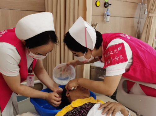 那一抹志愿紅——打通了患者就醫“最后一公里”