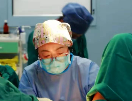 甘肅孕婦星夜兼程400公里，醫(yī)生連夜“環(huán)扎”保胎兒