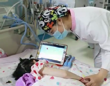 六一兒童節，ICU內醫護為小患者扎辮子