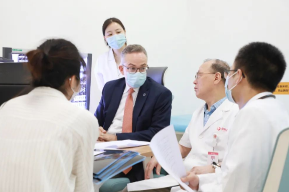 門診、查房、學術交流……全美排名第一的妙佑醫(yī)療國際專家團隊參與“首屆國際醫(yī)學高峰論壇”國際診療日活動