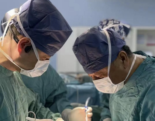 這臺(tái)手術(shù)，只有他......