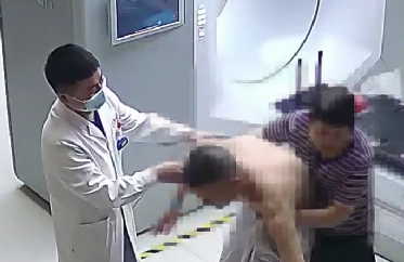 驚險！患者險些跌倒，醫生跳過治療床扶患者