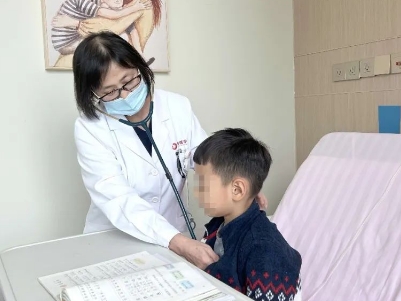 支原體肺炎來了！住院扎堆，學(xué)習(xí)桌搬到病房，孩子邊寫作業(yè)邊打點(diǎn)滴