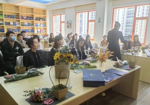 醫韻年華 花漾綻放——我院舉行國際婦女節職工插花活動