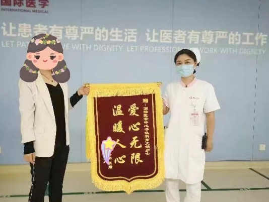 點(diǎn)贊正能量！95后護(hù)士救下走失老人 暖心一扶顯大愛