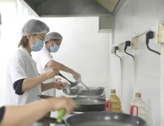 灶火燃起時(shí)，醫(yī)院飄出“家的味道”