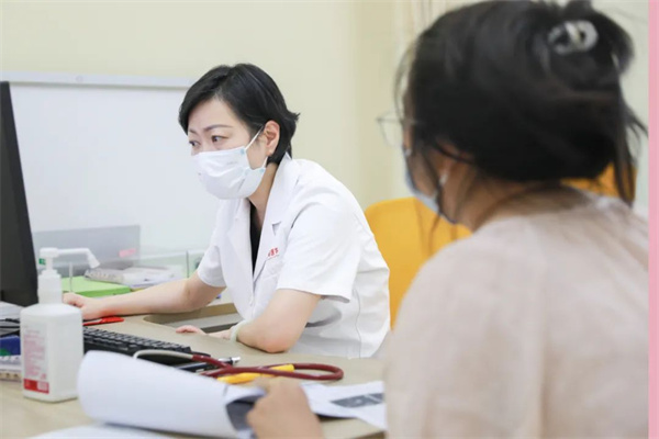 生長發(fā)育、視力矯治、泌尿外科……暑假未到，兒科門診已排起長隊