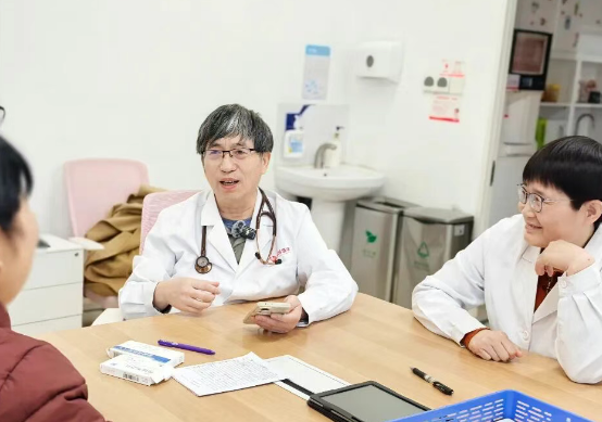 醫(yī)護(hù)都夸的女兒，其實(shí)是兒媳