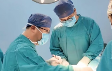 1/4顱骨被切，頭皮只剩1/3厚！76歲老人重塑“天靈蓋”…