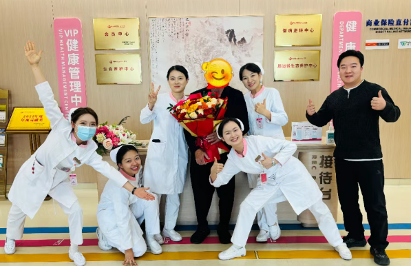 “我愿意幫你們宣傳”——出院前，外國(guó)友人主動(dòng)要求合影、送錦旗